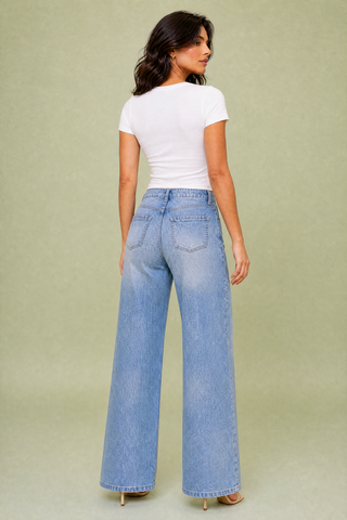 Helle blaue weit geschnittene Jeans mit mittelhohem Bund