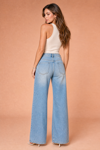 Hellblauer, weit geschnittener Jeans mit mittelhoher Taille