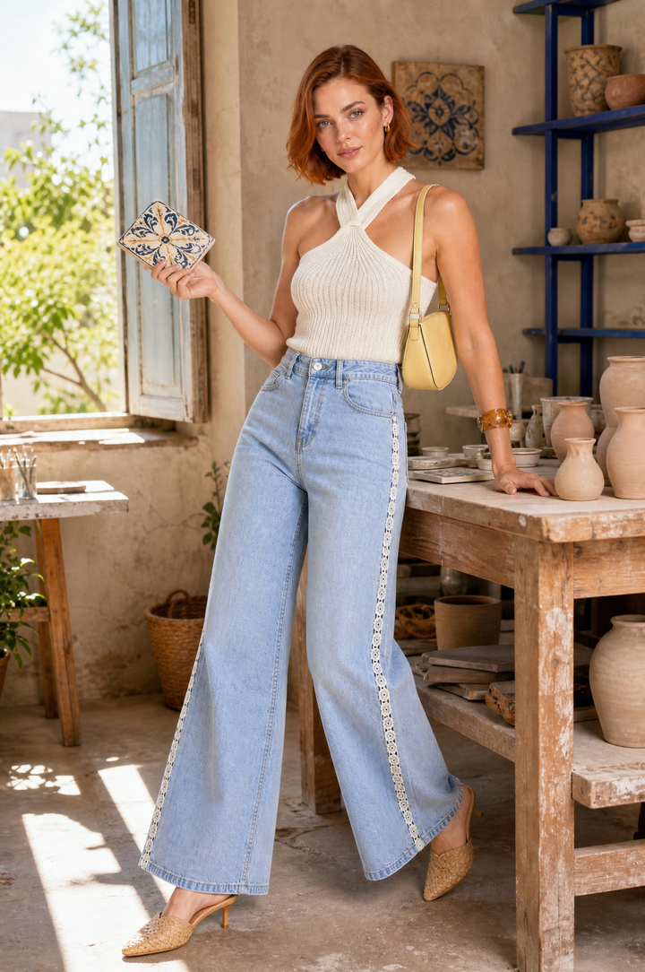 Hellblauer Jeans mit weitem Bein und Häkelverzierung