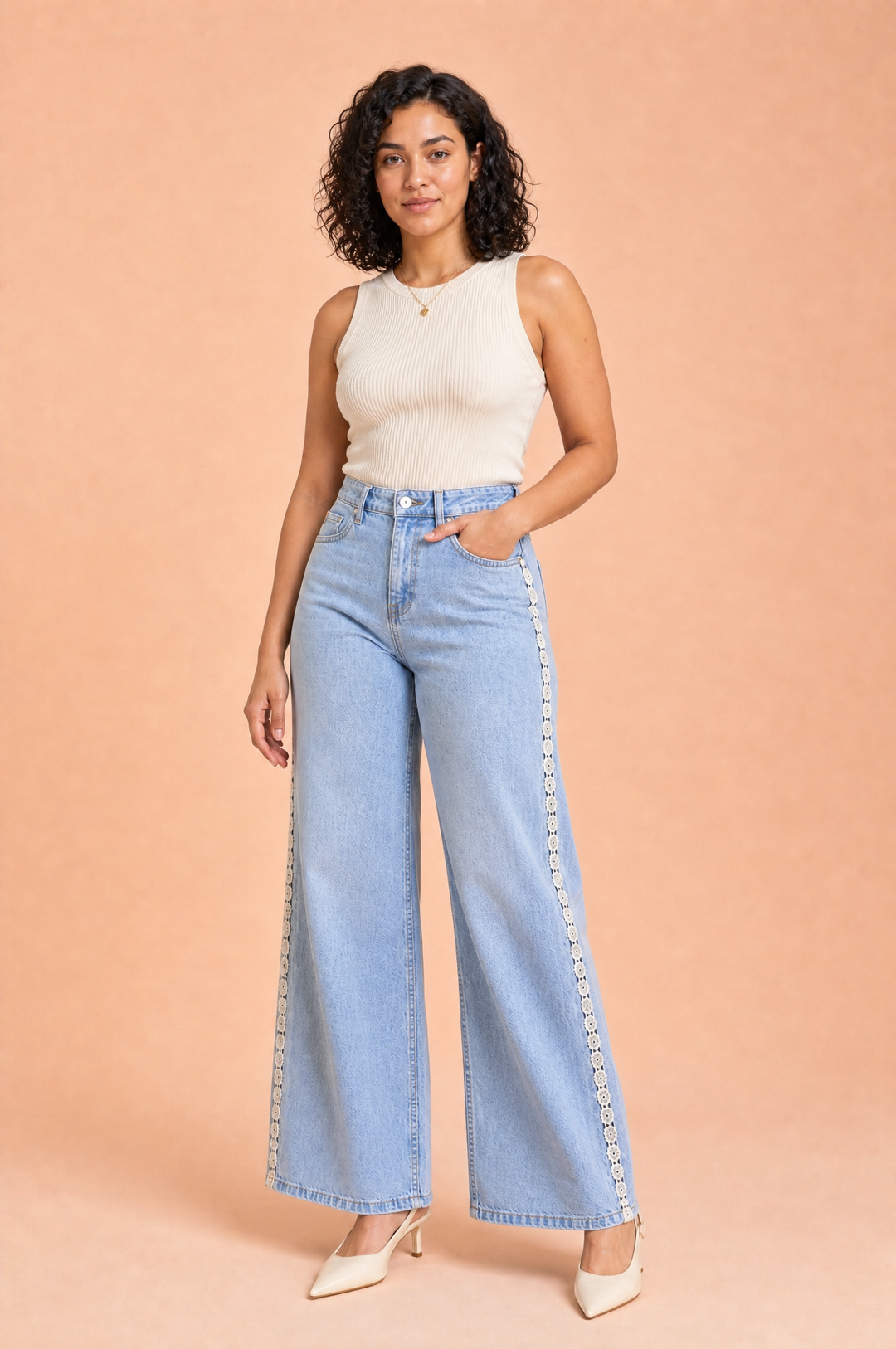 Hellblauer Jeans mit weitem Bein und Häkelverzierung