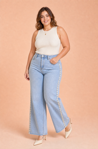 Hellblauer Jeans mit weitem Bein und Häkelverzierung