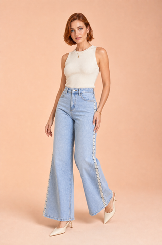 Hellblauer Jeans mit weitem Bein und Häkelverzierung