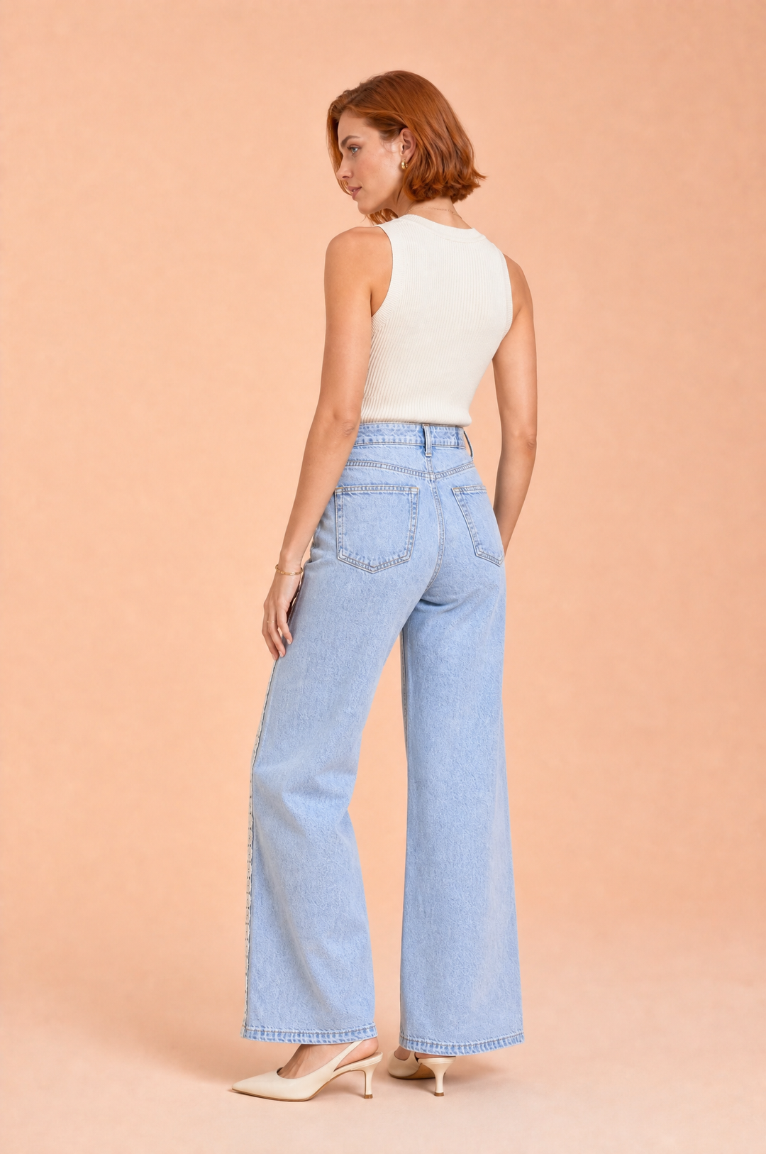 Hellblauer Jeans mit weitem Bein und Häkelverzierung