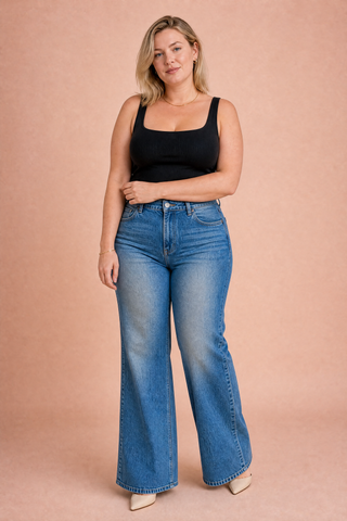 Hellblaue Jeans mit weit ausgestelltem Bein