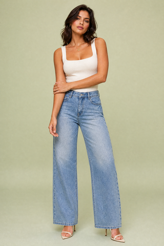 Helle blaue weit geschnittene Jeans mit mittelhohem Bund