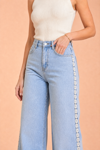 Hellblauer Jeans mit weitem Bein und Häkelverzierung