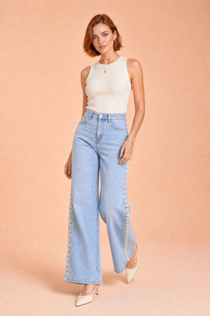 Hellblauer Jeans mit weitem Bein und Häkelverzierung