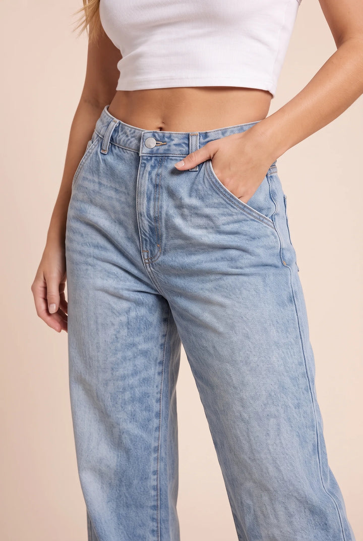 Helle blaue, weit geschnittene Jeans mit mittlerer Taille
