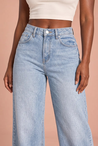Helle Jeans, weit geschnitten