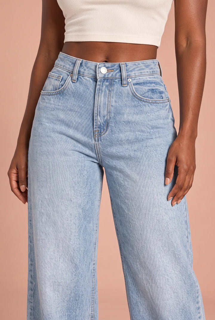 Helle Jeans, weit geschnitten