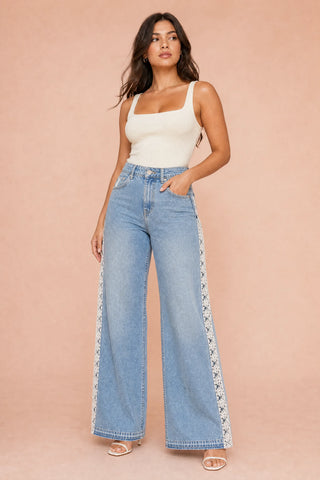 Hellblauer weiter Jeans mit Spitze