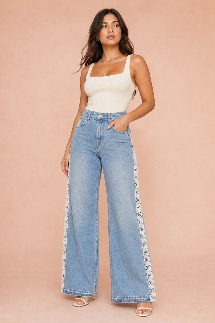 Hellblauer weiter Jeans mit Spitze