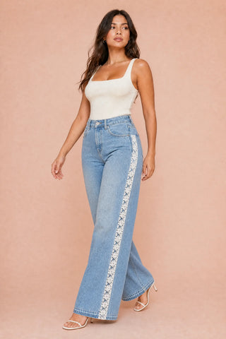 Hellblauer weiter Jeans mit Spitze