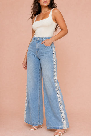 Hellblauer weiter Jeans mit Spitze