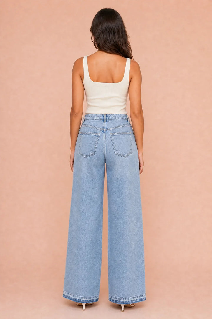 Hellblauer weiter Jeans mit Spitze