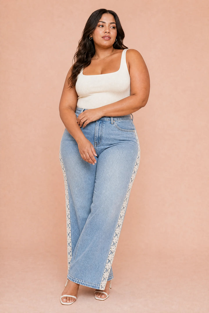 Hellblauer weiter Jeans mit Spitze