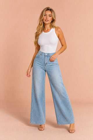 Hellblauer, hoch taillierter, weiter Jeans