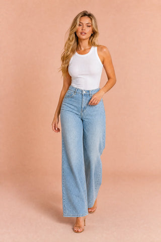 Hellblauer, hoch taillierter, weiter Jeans