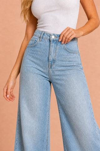Hellblauer, hoch taillierter, weiter Jeans