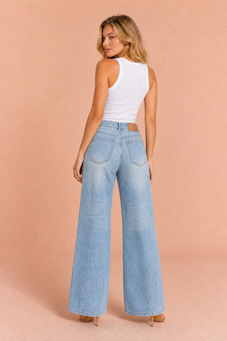 Hellblauer, hoch taillierter, weiter Jeans
