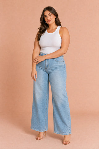 Hellblauer, hoch taillierter, weiter Jeans