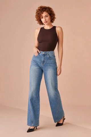 Blauer Jeans mit weitem Schnitt und mittelhoher Taille