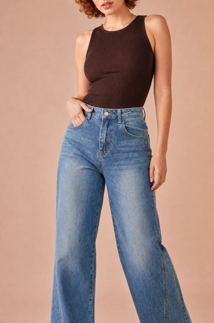 Blauer Jeans mit weitem Schnitt und mittelhoher Taille
