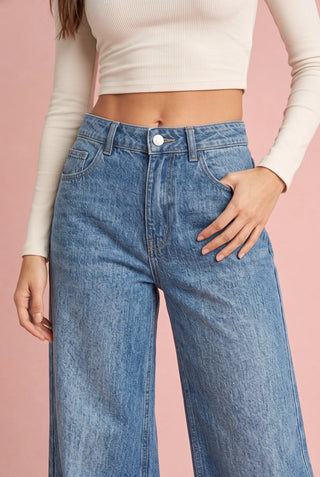 Blauer Jeans mit weitem Schnitt und mittelhoher Taille
