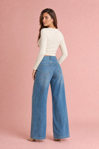 Blauer Jeans mit weitem Schnitt und mittelhoher Taille