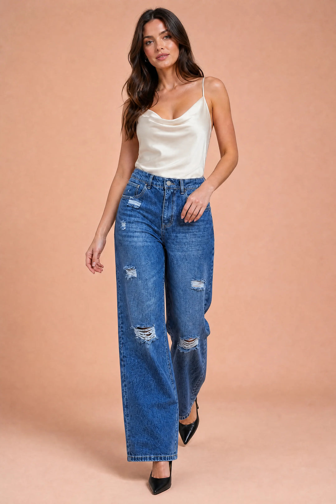 Zerrissene blaue Jeans mit weitem Schnitt