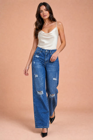 Zerrissene blaue Jeans mit weitem Schnitt