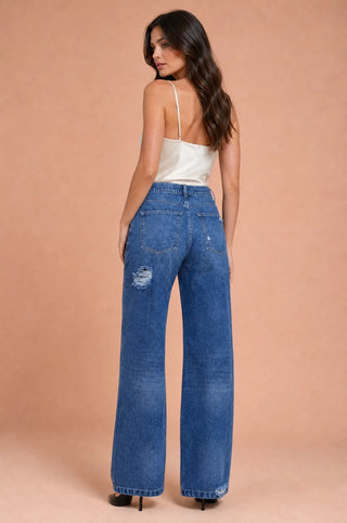 Zerrissene blaue Jeans mit weitem Schnitt