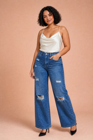 Zerrissene blaue Jeans mit weitem Schnitt