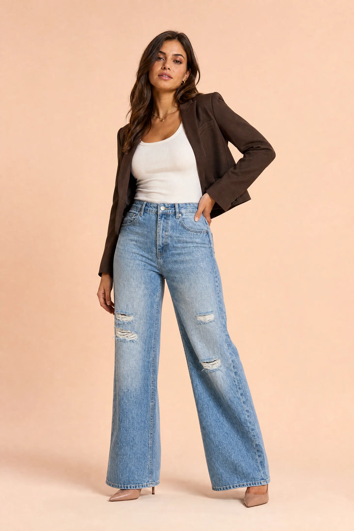 Hellblaue, weite, zerrissene Jeans
