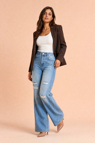 Hellblaue, weite, zerrissene Jeans