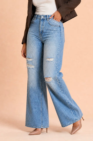 Hellblaue, weite, zerrissene Jeans