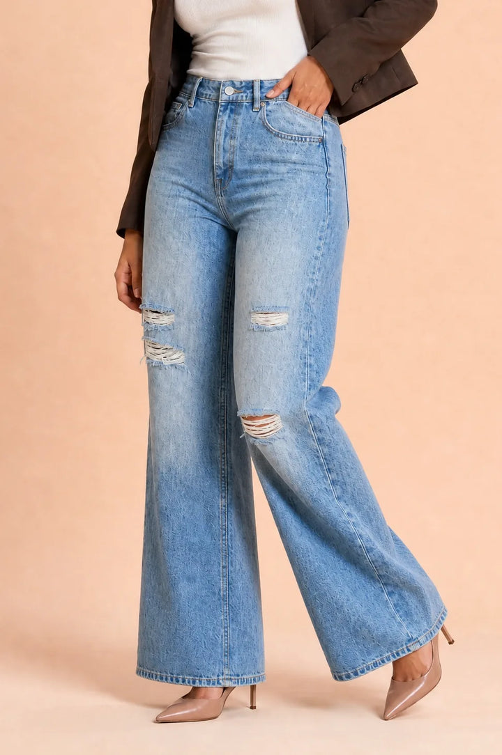 Hellblaue, weite, zerrissene Jeans