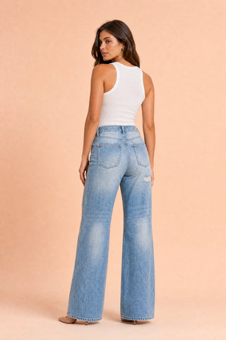 Hellblaue, weite, zerrissene Jeans