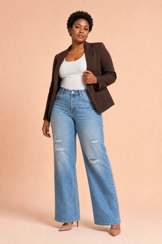 Hellblaue, weite, zerrissene Jeans
