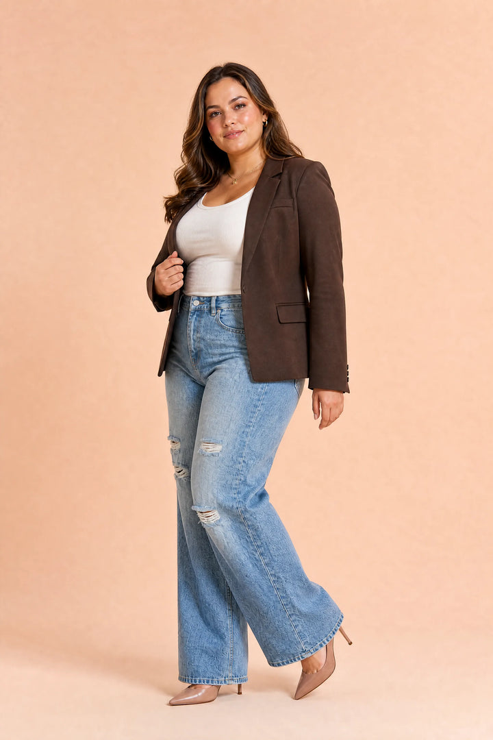 Hellblaue, weite, zerrissene Jeans