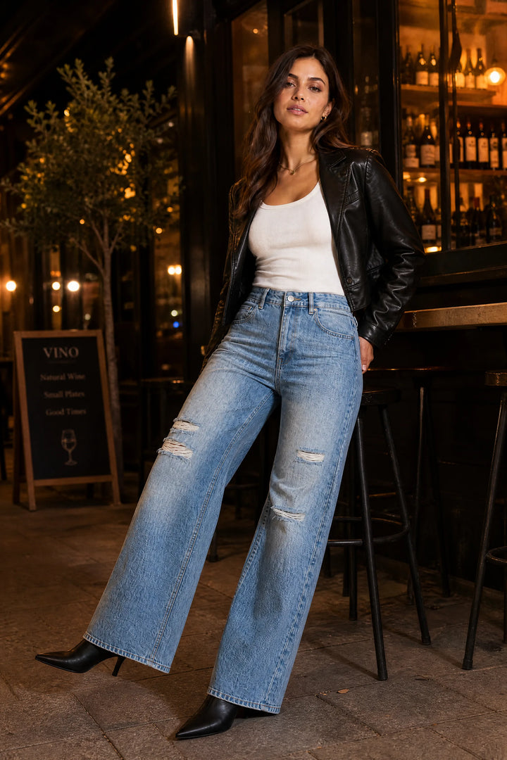 Hellblaue, weite, zerrissene Jeans