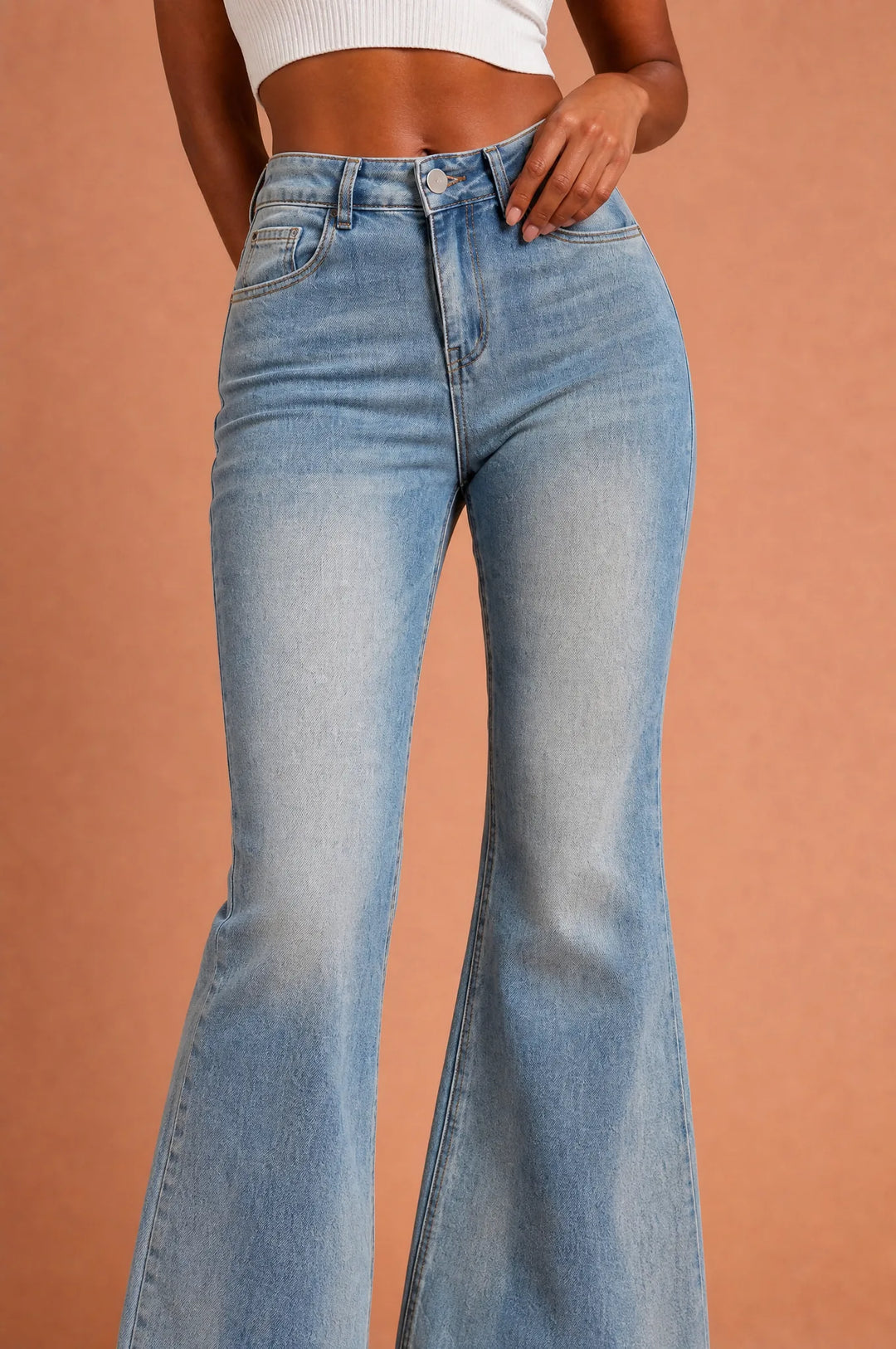 Ausbleichende blaue Jeans im ausgestellten Schnitt
