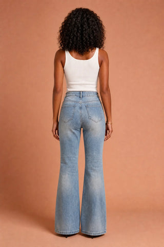 Ausbleichende blaue Jeans im ausgestellten Schnitt