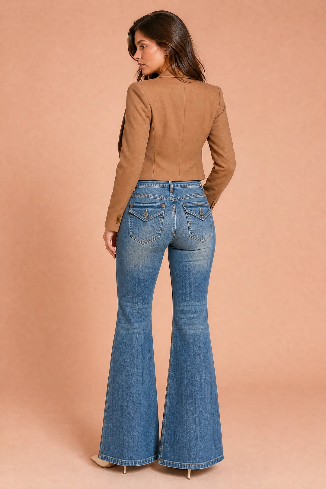 Ausbleichende blaue Jeans mit ausgestelltem Schnitt