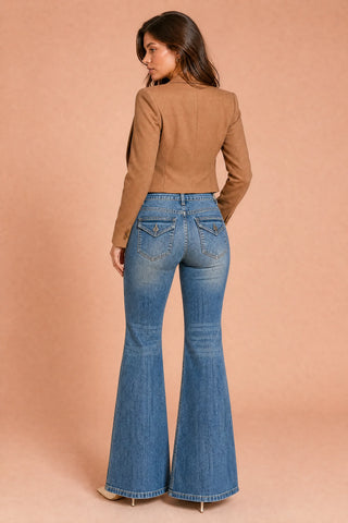 Ausbleichende blaue Jeans mit ausgestelltem Schnitt