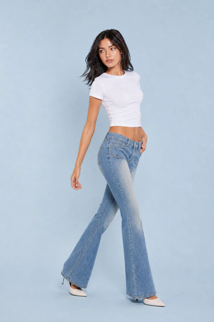Hellblauer, ausgewaschener, niedriger Jeans mit Schlag
