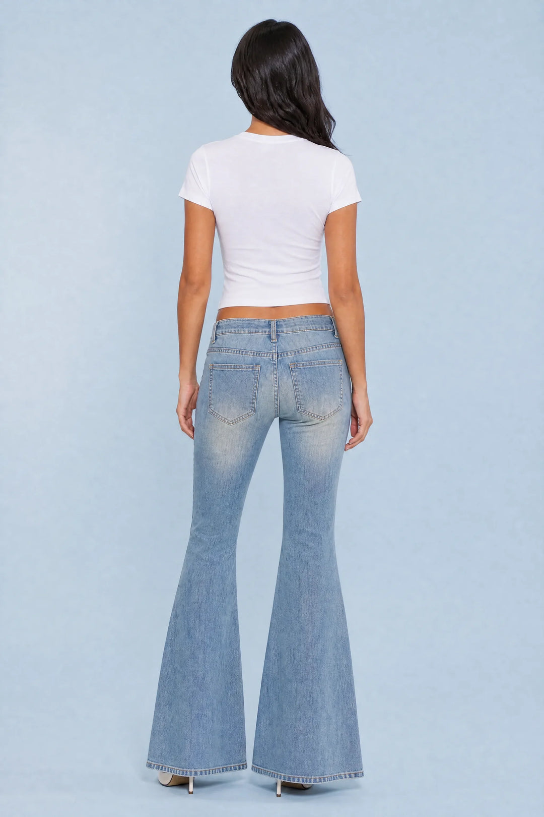 Hellblauer, ausgewaschener, niedriger Jeans mit Schlag