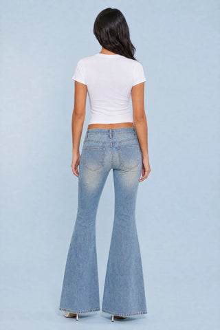 Hellblauer, ausgewaschener, niedriger Jeans mit Schlag