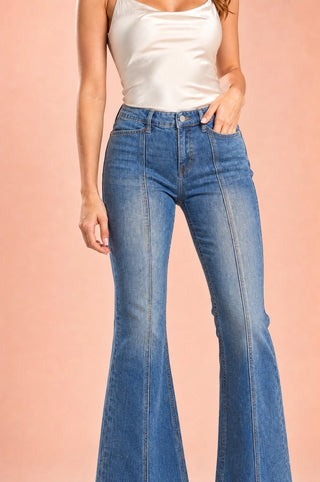 Hellblaue Schlagjeans mit mittelhoher Taille