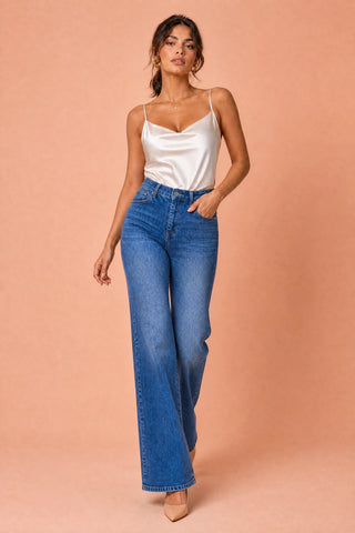 Blauer Flare-Jeans mit mittlerer Taille